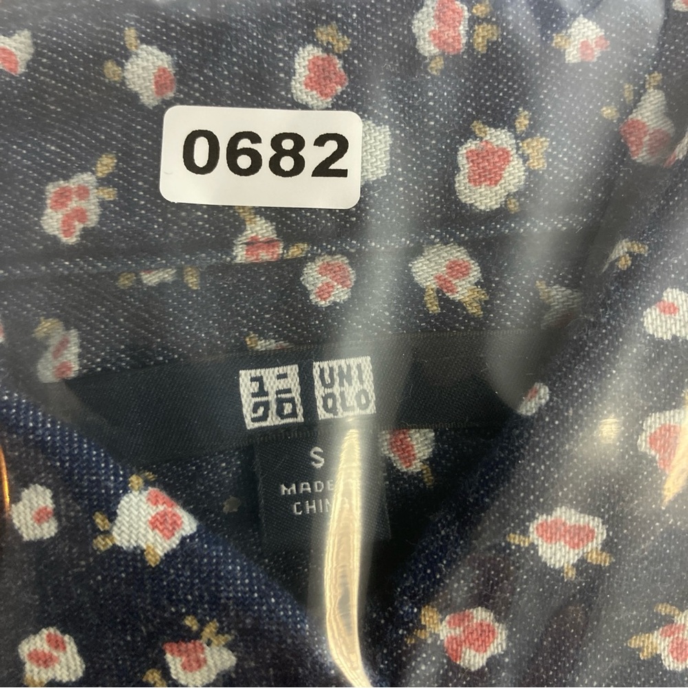 UNIQLO Shirt Women Blue Denim Cotton Red Floral Button Front S Casual Pocket - Picture 15 of 15